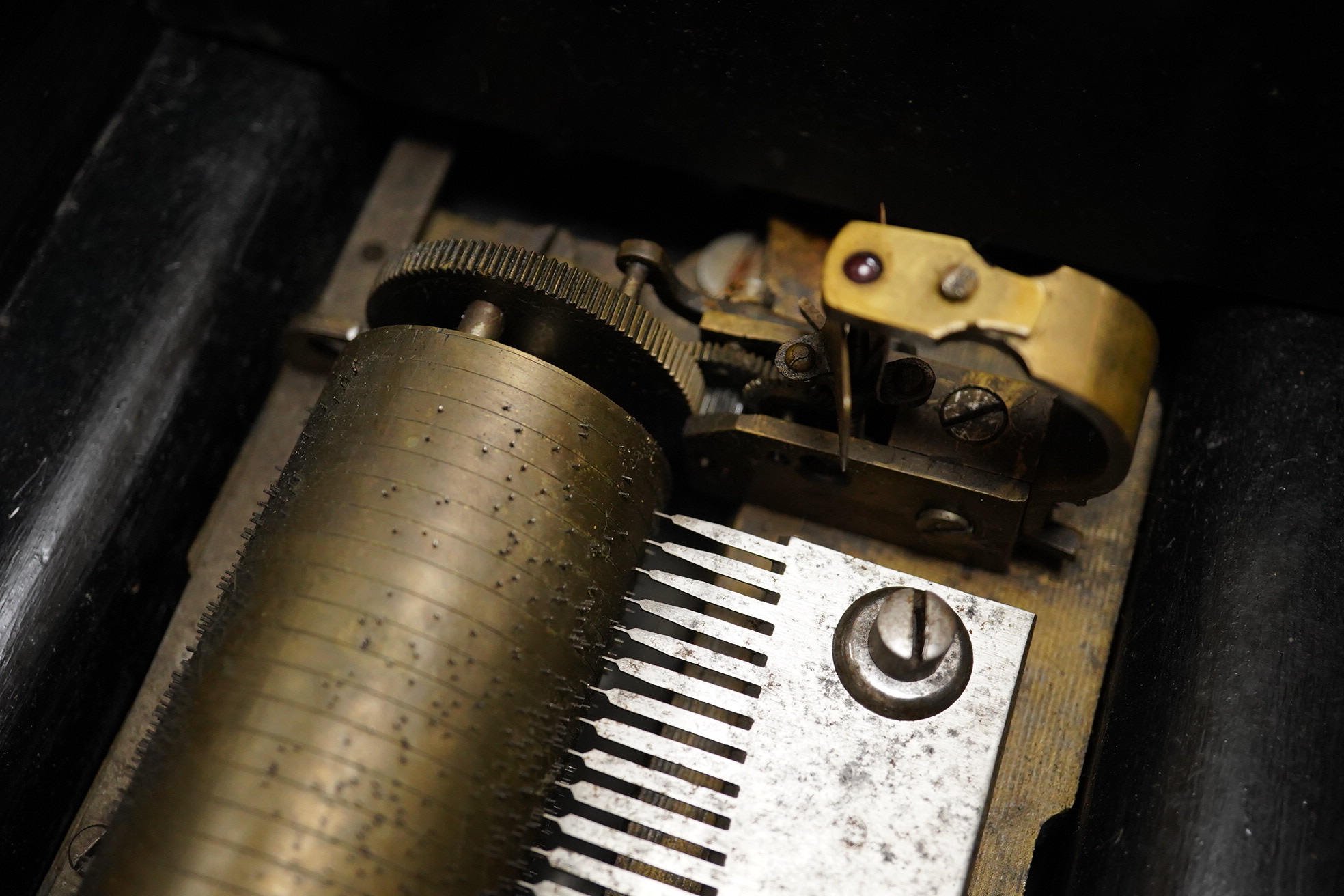 A mid-19th century inlaid and ebonised rosewood Swiss cylinder music box playing eight airs, card label to the inside of the lid listing the airs, complete with all teeth to the comb, cylinder 15.3cm long, the case; 43cm